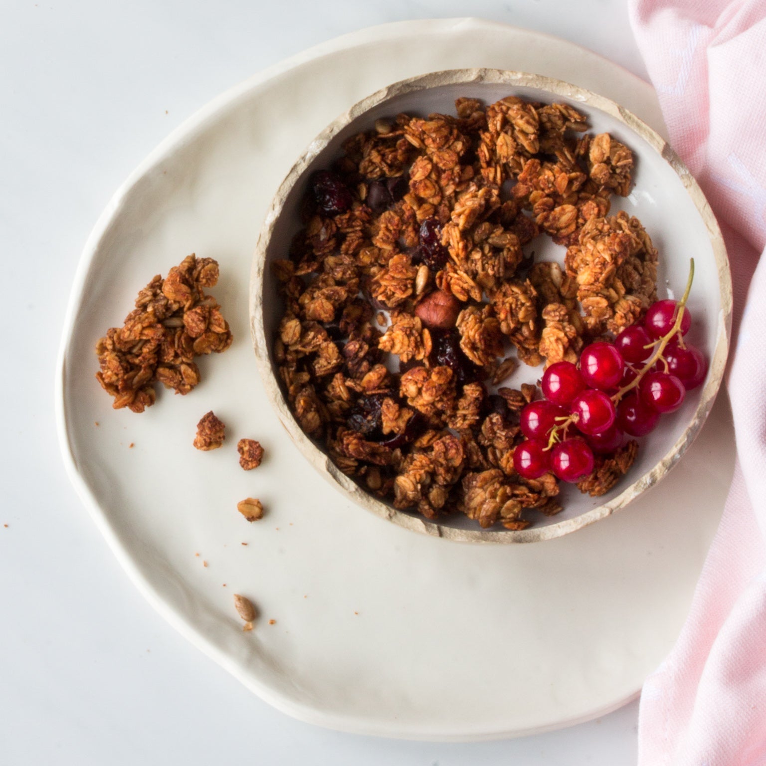 Bol de granola bio nümorning noisette chocolat, avec yaourt et groseilles pour le petit-déjeuner