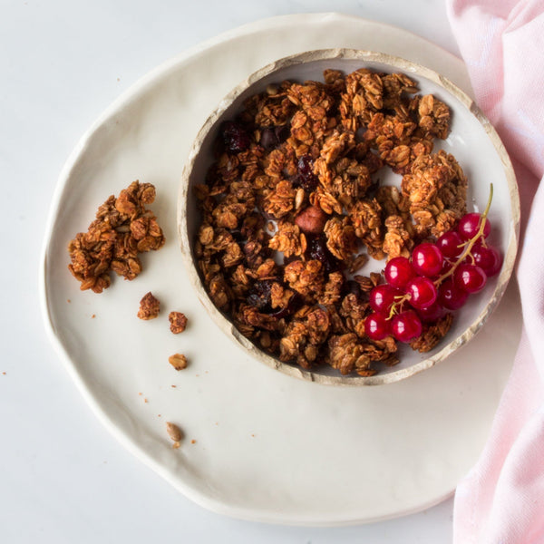 Bol de granola bio nümorning noisette chocolat, avec yaourt et groseilles pour le petit-déjeuner