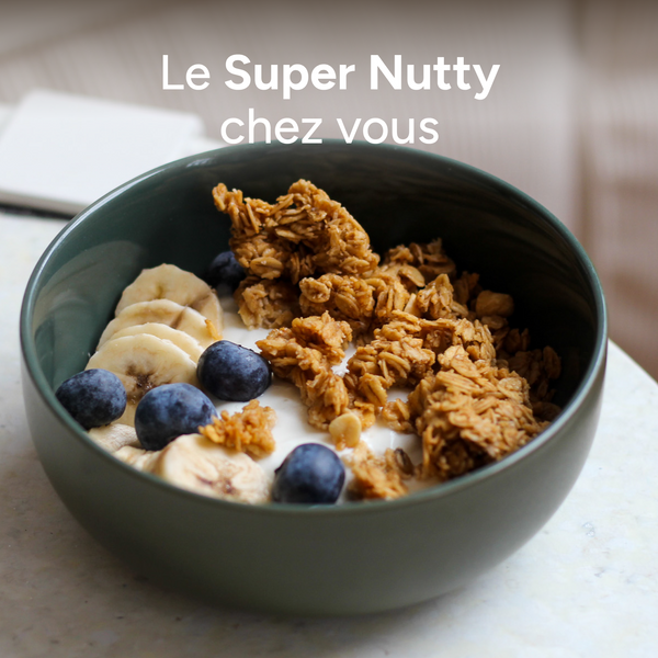 Bol de granola beurre de cacahuète Super Nutty avec banane et myrtilles, chez vous