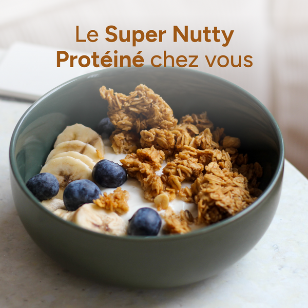Bol de granola beurre de cacahuète Super Nutty protéiné avec banane et myrtilles, chez vous