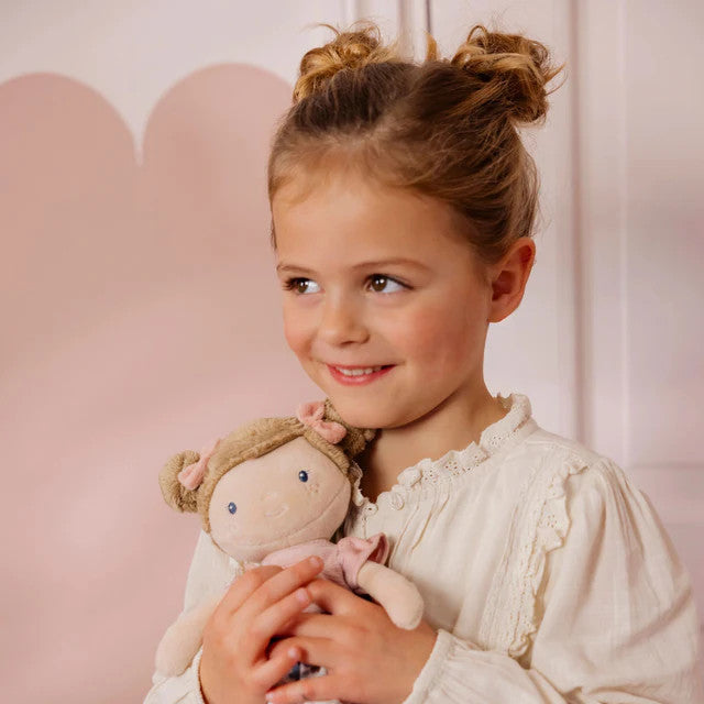 Little Dutch Punčka Rosa – sedeči položaj