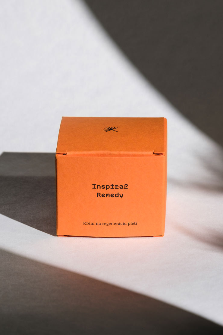 Papierová krabička regeneračného krému Inspiral Remedy Modrá púpava v jemnom svetle a tieni