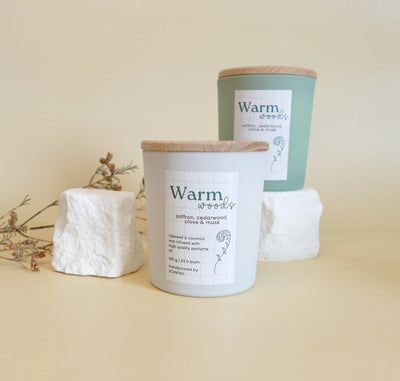 naravna dišeča sveča Warm Woods iz kokosovega voska z lesenim pokrovom