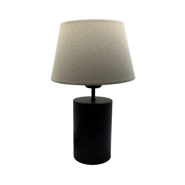 De crèmekleurige lampenvoet uit de Lagos-serie geeft een warme sfeer.