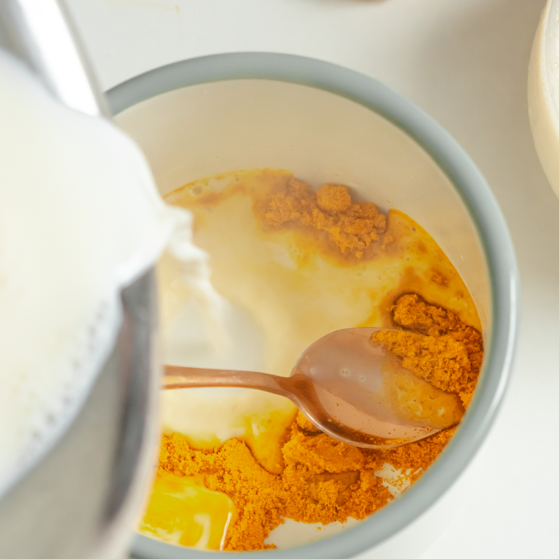 Tasse de golden latte bio et peu sucré préparé avec le mélange Magic Golden de nümorning