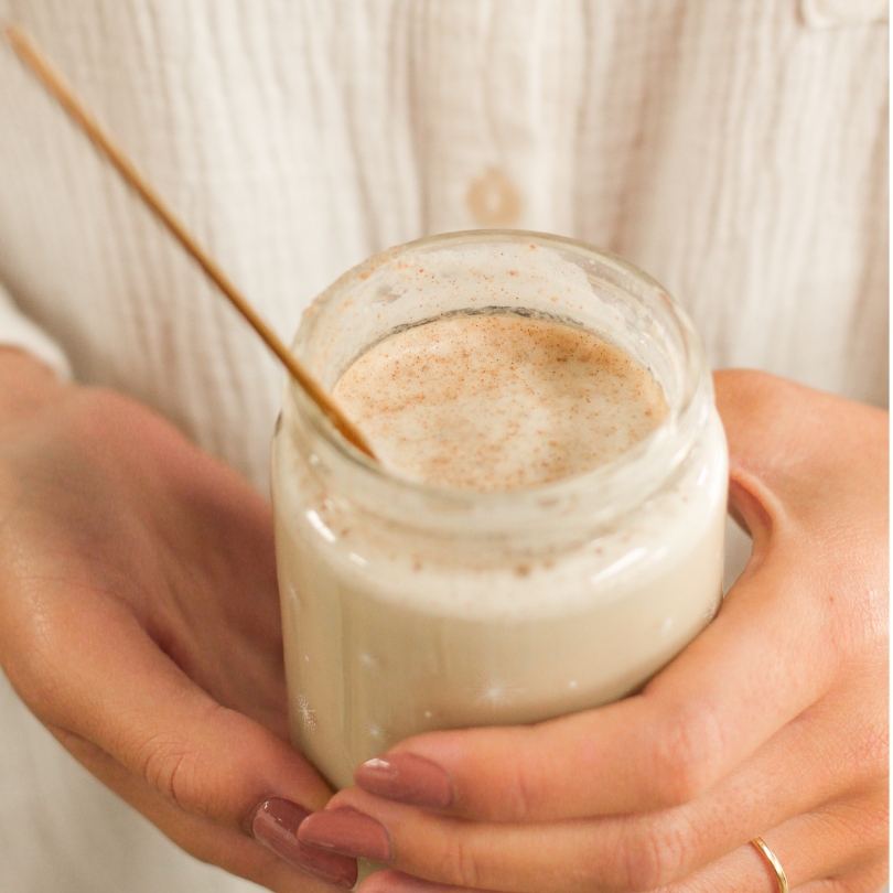 Tasse de moon milk bio et peu sucré préparé avec le mélange en poudre de nümorning