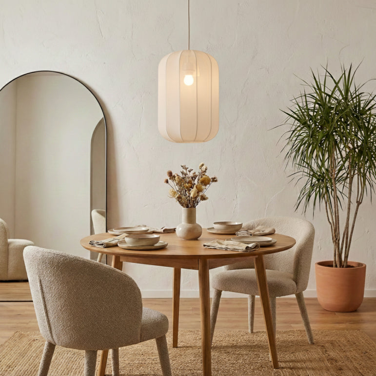 Detail van de Lecce hanglamp in naturel tint. Deze lamp voegt een warme, Japandi sfeer toe aan je interieur.