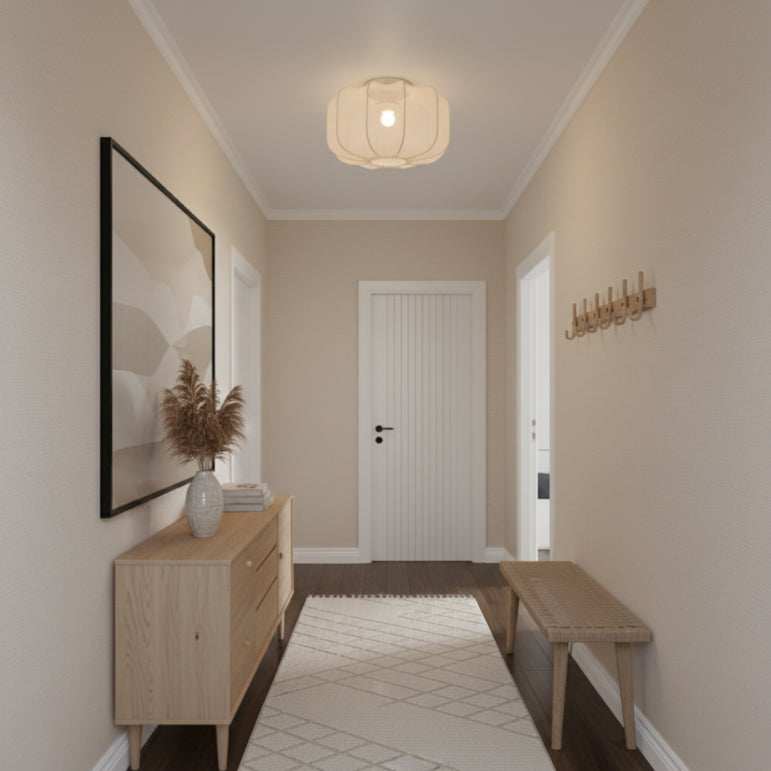 De crèmewitte plafondlamp Lecce voegt een warme, Japandi sfeer toe. Perfect voor een serene ambiance in huis.