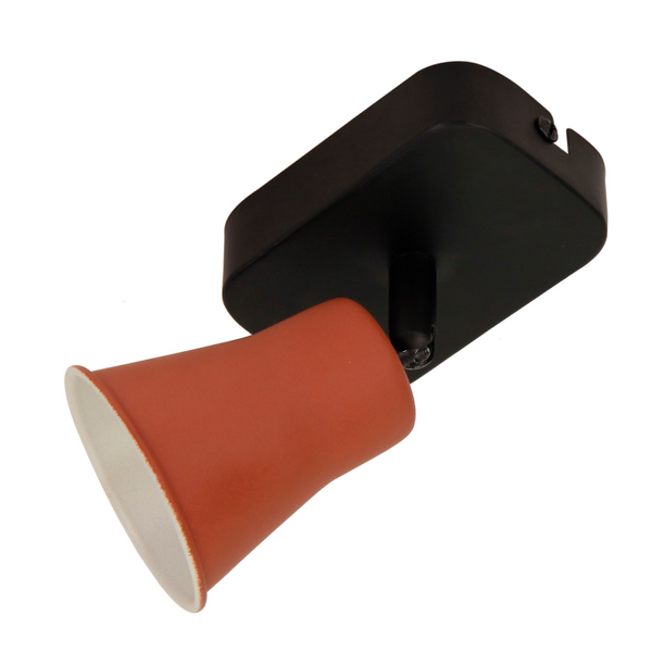 Detail van de strakke zwarte plafondlamp Lisa, perfect voor een industriële uitstraling. Ideaal voor sfeervolle ruimtes.