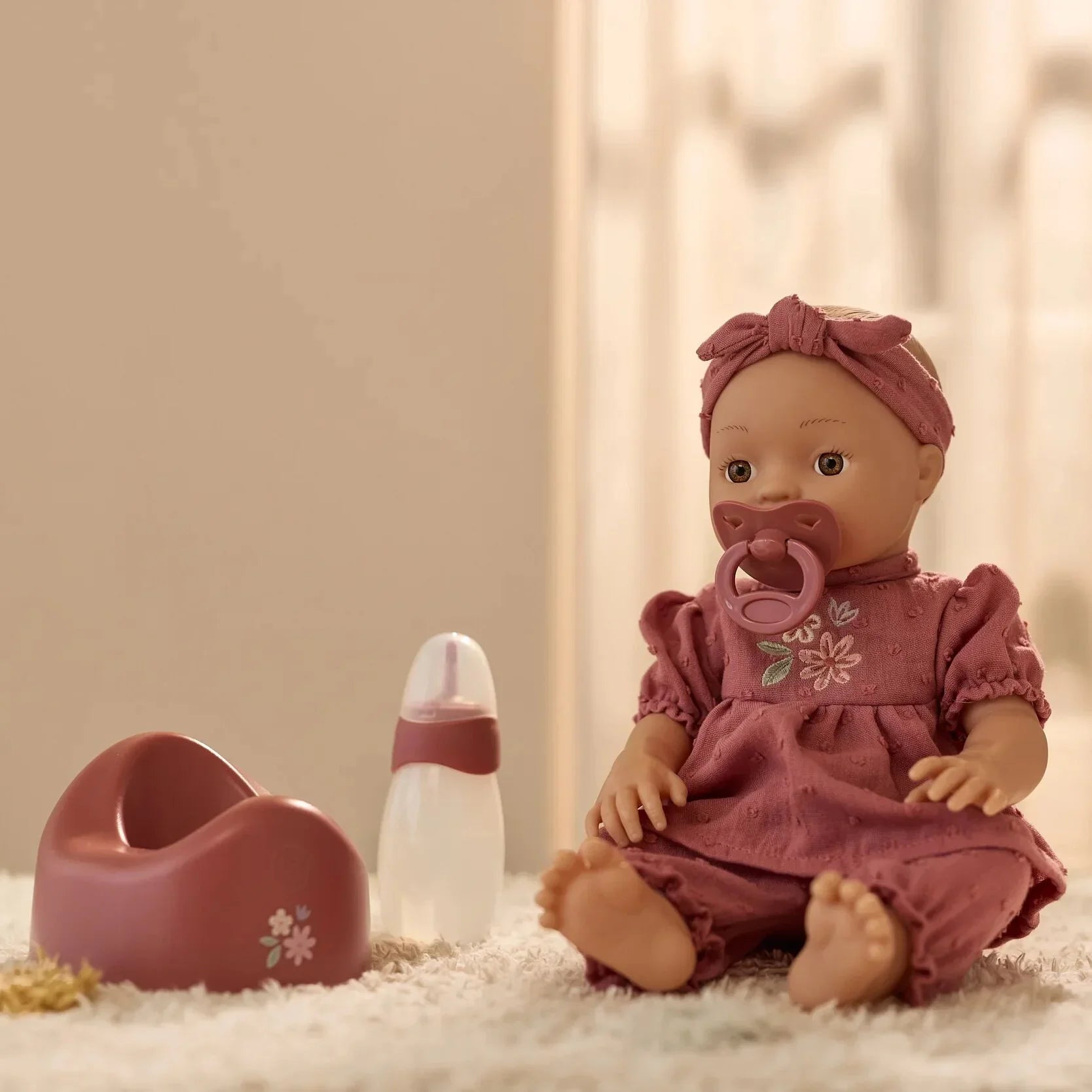 Little Dutch punčka Livia, ki pije in lula