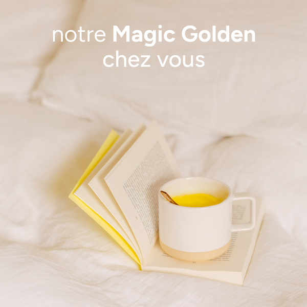Tasse de golden latte doré, posée sur un livre pour un moment cocooning