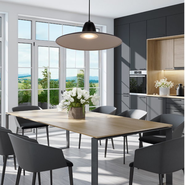 Industriële zwart hanglamp Mantua creëert een trendy sfeer boven de eettafel. Perfect voor moderne interieurs.