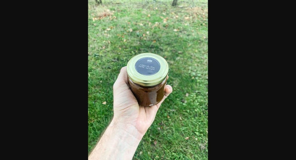 Izvirna fotografija marmelade iz hruške z ingverjem Butul v roki na travniku