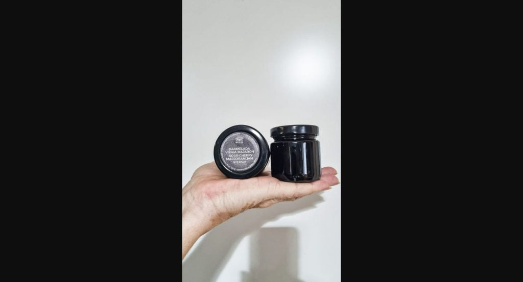 Izvirna fotografija marmelade iz višnje z majaronom Butul v majhnih kozarcih