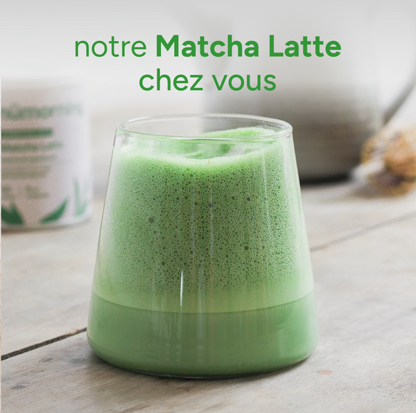 Verre de matcha latte vert onctueux, préparé à partir du mélange nümorning