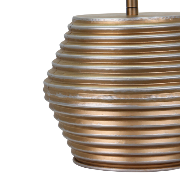Deze moderne tafellamp in crème en goud voegt een luxe touch toe aan je interieur. Perfect voor sfeervolle avonden.