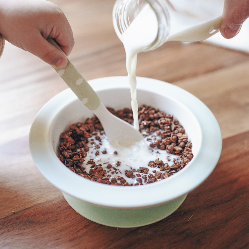 Bol de céréales pour enfants bio nümorning au chocolat avec du lait végétal, pour le petit-déjeuner