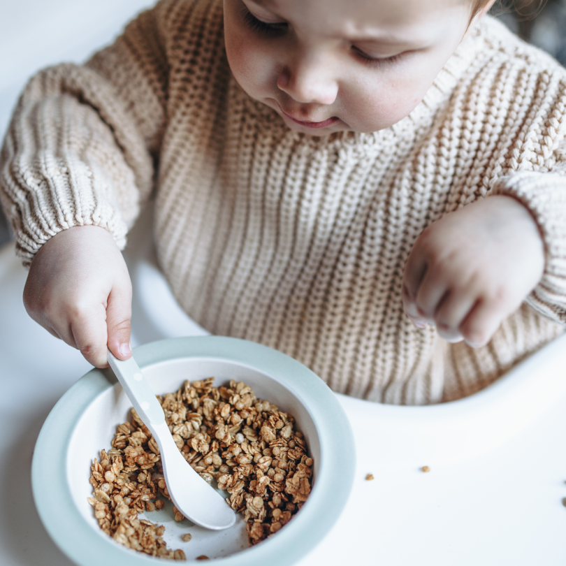 Bébé mangeant des céréales bio pour enfants nümorning à la pomme dans un bol adapté
