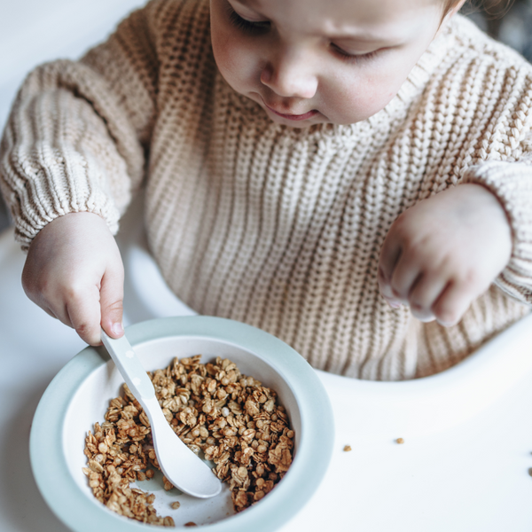 Bébé mangeant des céréales bio pour enfants nümorning à la pomme dans un bol adapté
