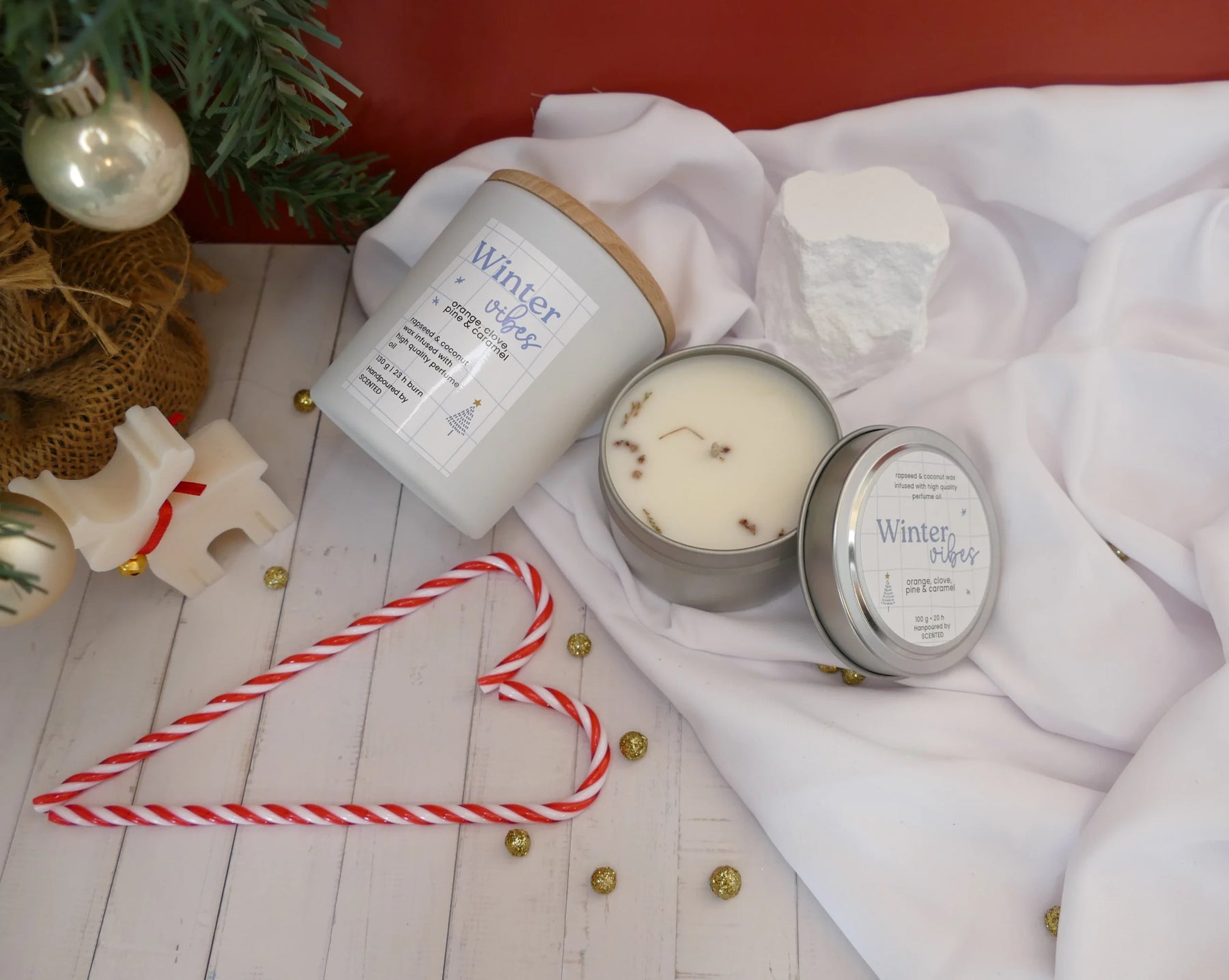 Naravne dišeče sveče zimski vonj WINTER VIBES v stekleni in kovinski embalaži, praznična postavitev z božičnim vzdušjem