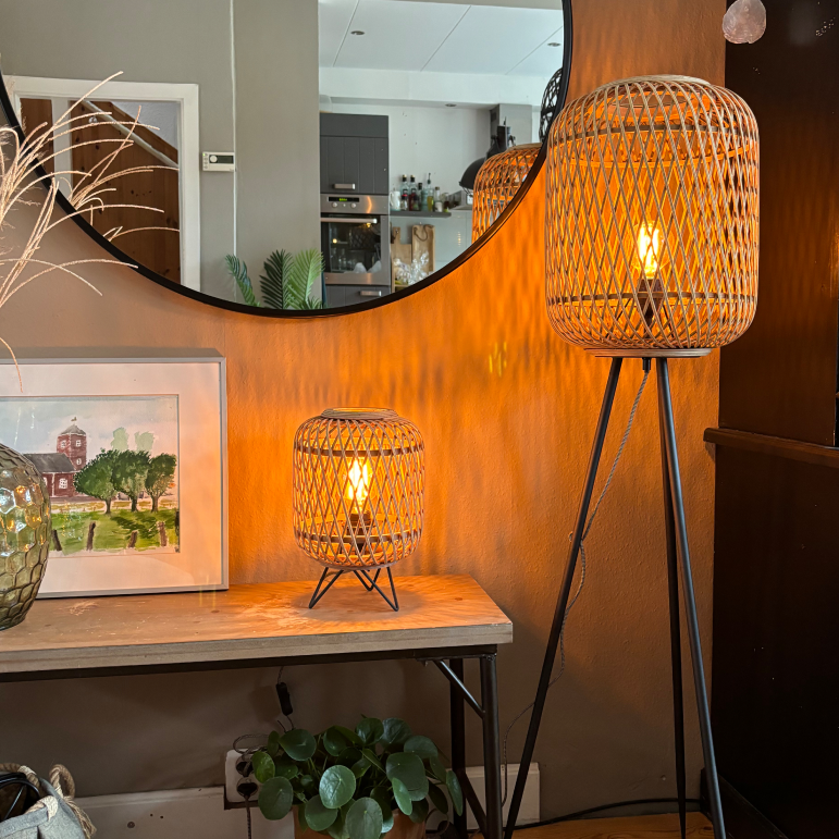 De beige vloerlamp uit de Nature Diagonaal serie voegt een warm accent toe aan landelijke interieurs.