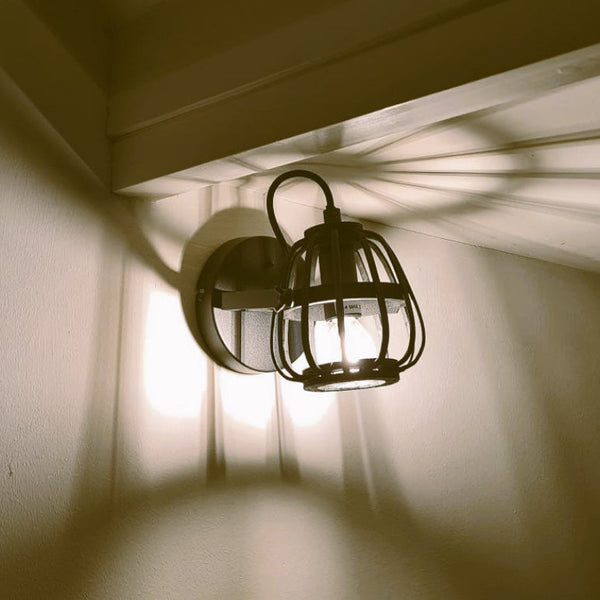 Landelijke zwarte plafondlamp Nature Trapeze creëert een warme, uitnodigende ambiance in elke kamer. Perfect voor thuis.