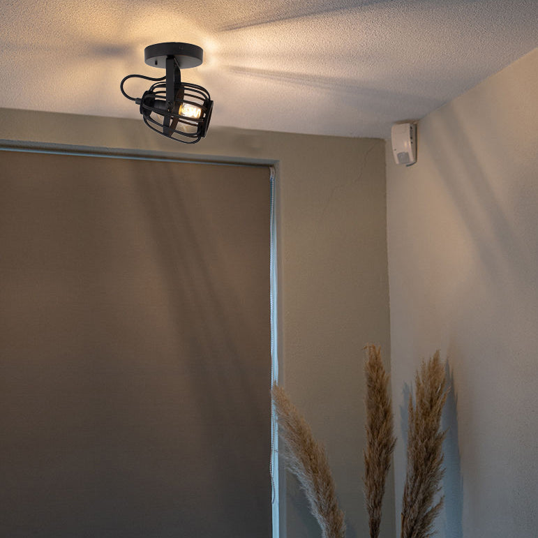Deze detailfoto toont de zwarte Nature Trapeze plafondlamp met een landelijke uitstraling. Perfect voor een warme sfeer.