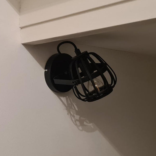 Deze zwarte plafondlamp uit de Nature Trapeze serie voegt een landelijke charme toe aan je interieur.