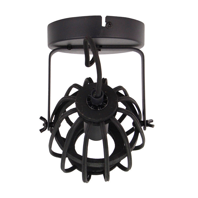 Bijzondere detailfoto van de zwarte Nature Trapeze plafondlamp. Deze landelijke lamp voegt een unieke charme toe aan elk