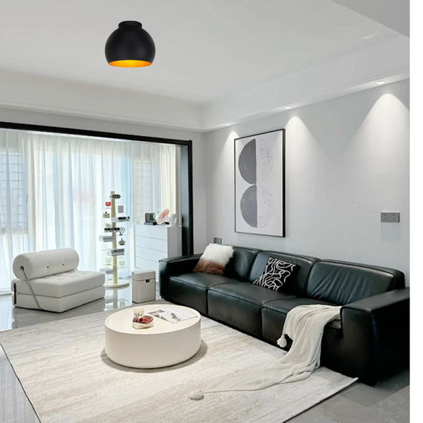 Deze zwarte plafondlamp uit de Occhio-serie voegt een moderne flair toe aan je interieur.