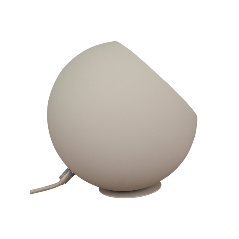 Beige tafellamp Occhio in modern design. Deze sfeervolle lamp voegt warmte en stijl toe aan iedere ruimte.