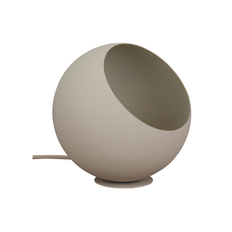 Beige tafellamp Occhio brengt een warme uitstraling in moderne interieurs. Een sfeervolle aanvulling voor elke ruimte.
