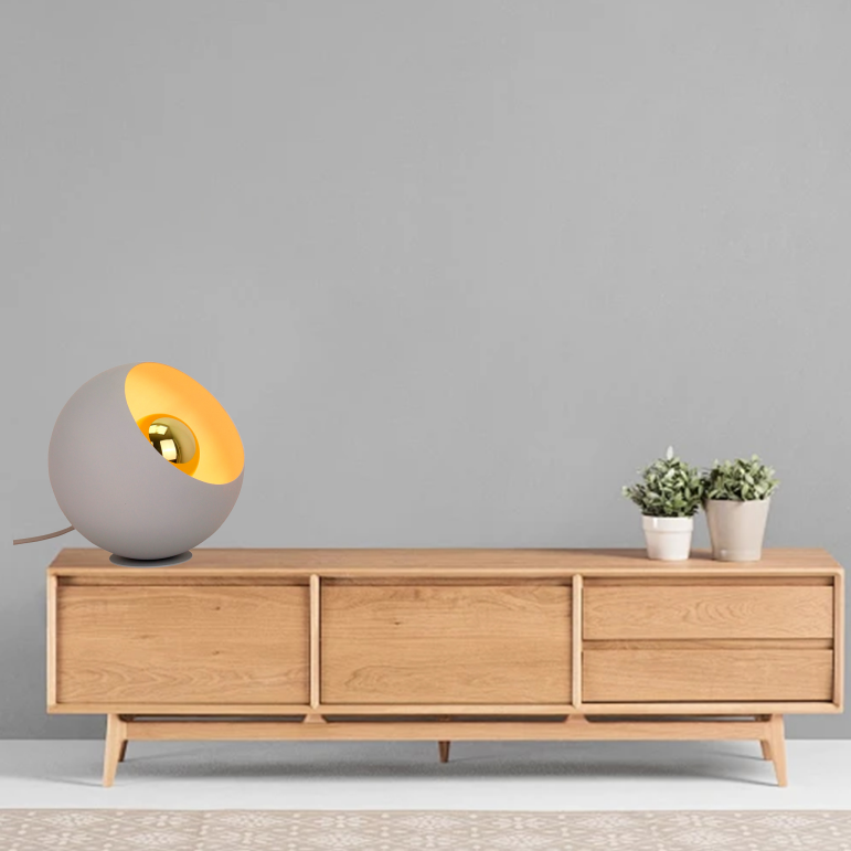 De grijze Occhio tafellamp van Chericoni voegt een moderne touch toe aan je interieur. Perfect voor een sfeervolle avond.
