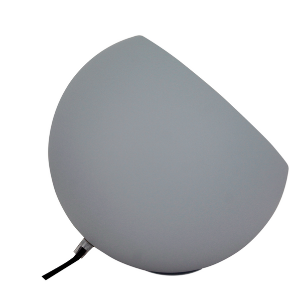 De blauwe Occhio tafellamp schittert met een modern design. Perfect voor een frisse touch in je interieur.