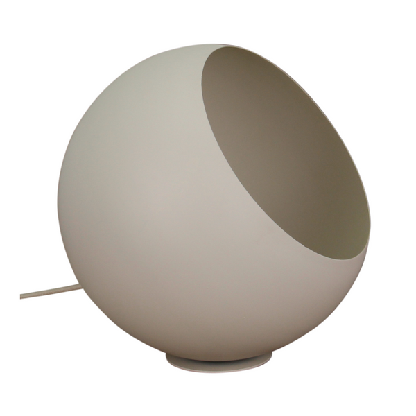 Detailweergave van de moderne crème tafellamp Occhio. Perfect voor een sfeervolle aanvulling op je bureau of nachtkastje.