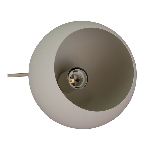 De moderne grijze tafellamp Occhio voegt een vleugje elegantie toe. Perfect voor een sfeervolle setting op tafel of bureau.