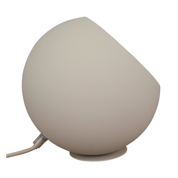 Deze detailfoto toont de moderne grijze Occhio tafellamp. Perfect voor een eigentijdse inrichting met een sfeervolle touch.