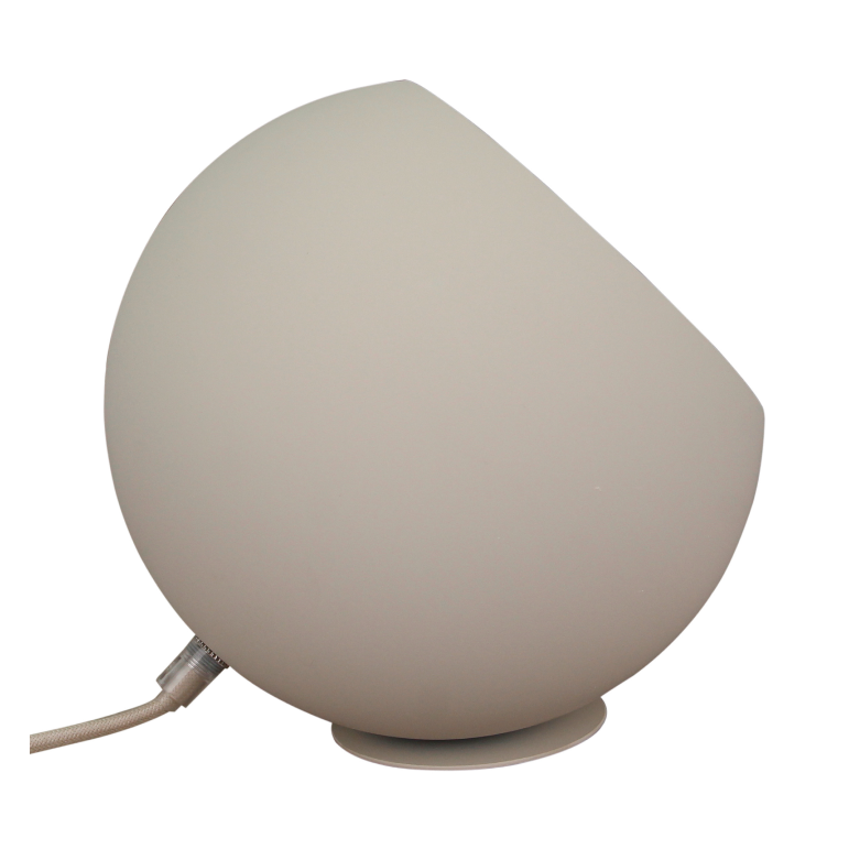 Detail van de moderne grijze tafellamp Occhio met een elegante uitstraling. Perfect voor sfeervolle verlichting op je bureau.