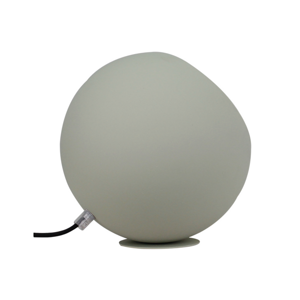 Gedetailleerde weergave van de groene Occhio tafellamp. Deze moderne lamp voegt een frisse touch toe aan je interieur.
