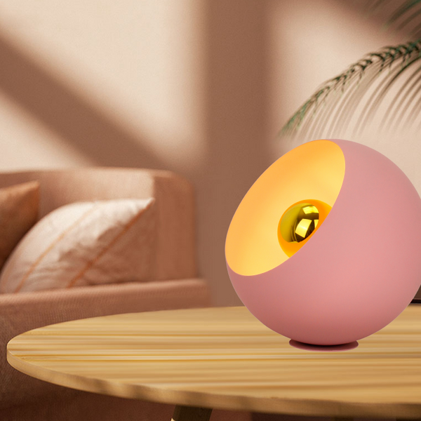 Een speelse roze tafellamp in modern design. Perfect voor een gezellige sfeer op je bureau of nachtkastje.