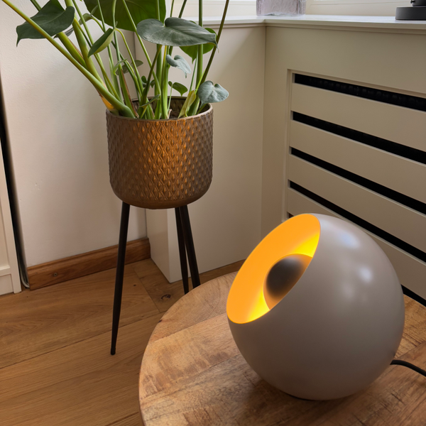 De taupe Occhio tafellamp brengt een moderne touch in jouw interieur. Perfect voor een sfeervolle verlichting op tafel.