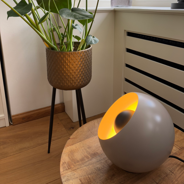 Deze moderne taupe tafellamp creëert een warme ambiance op elke tafel. Perfect voor sfeervolle avonden of als accentstuk.