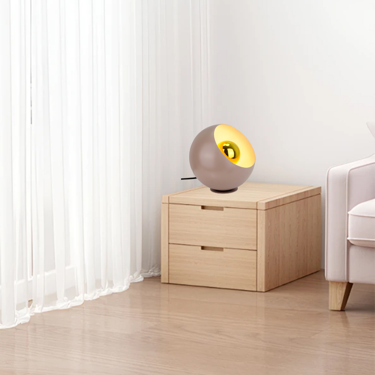 Detailopname van de taupe Occhio tafellamp met een modern design. Perfect voor een sfeervolle touch op tafel of bureau.