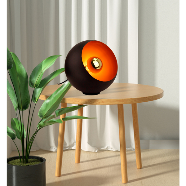 Deze zwarte tafellamp van de Occhio serie voegt moderne flair toe aan jouw interieur. Perfect voor een sfeervolle avond.