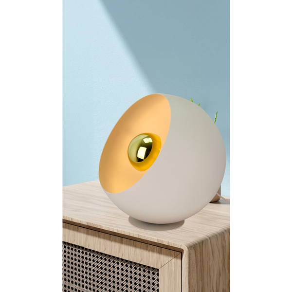 Deze crèmekleurige vloerlamp past perfect in een modern interieur. Creëert een warme en uitnodigende sfeer in elke hoek.