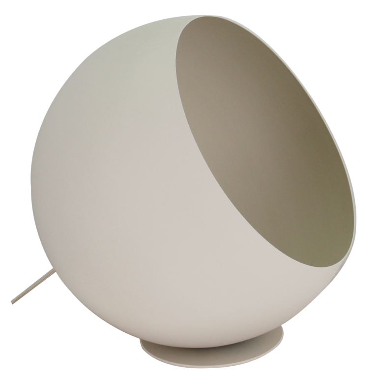 Details van de crèmekleurige Occhio vloerlamp stralen moderne elegantie uit. Een prachtige aanvulling voor jouw interieur.