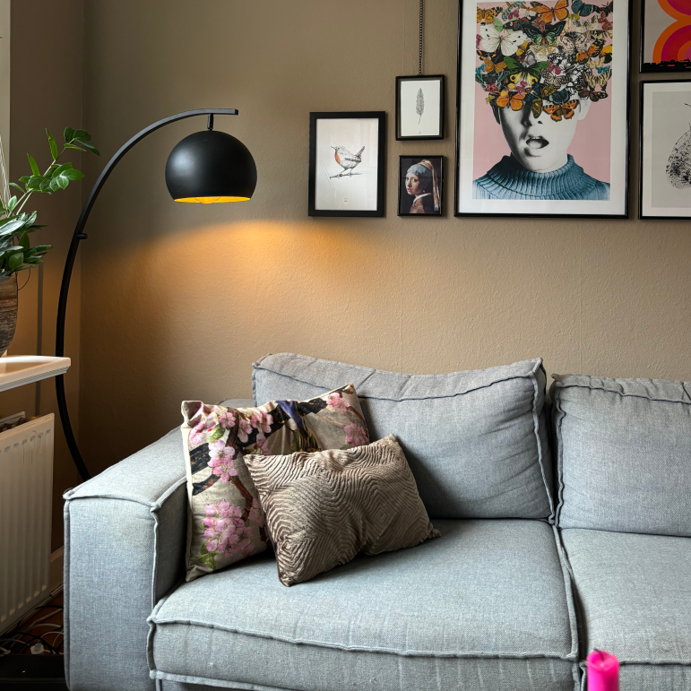 Een moderne zwarte vloerlamp die elegant licht verspreidt. Perfect voor een gezellige leeshoek of stijlvolle woonkamer.
