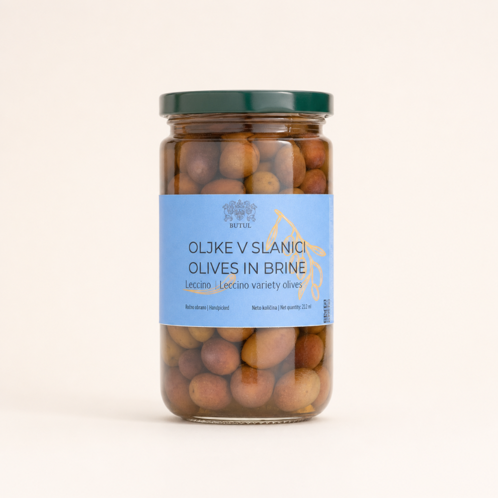 Oljke sorte leccino v slanici Butul 212 ml z izvirno modro etiketo – studijska fotografija