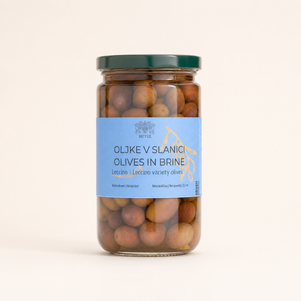 Oljke sorte leccino v slanici Butul 212 ml z izvirno modro etiketo – studijska fotografija
