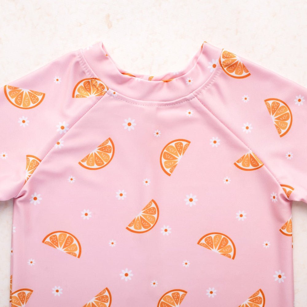 Otrok teče na plaži v UV majici Puffi Fruity UPF50+